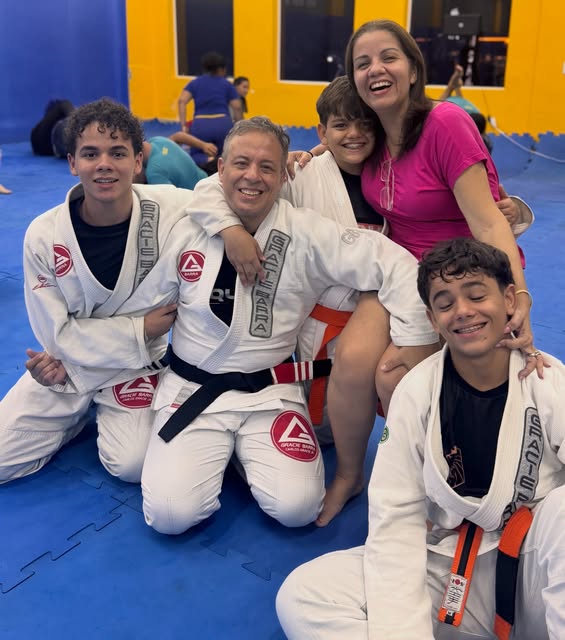 Carlito com sua família após um treino de jiu-jitsu